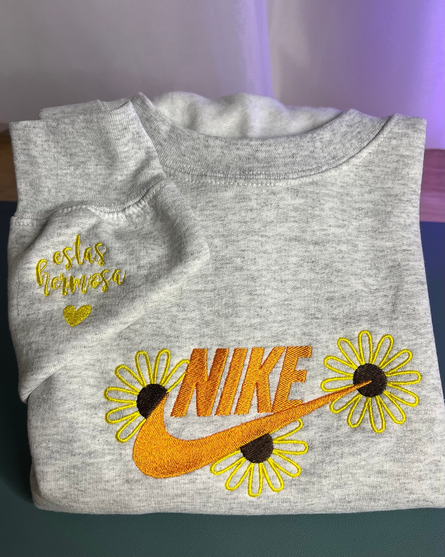 Estás Hermosa  Embroidered Crewneck